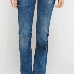 Blå jeans från LTB - Snygga blå jeans från LTB!. De har en normal midja och är perfekta för en avslappnad stil. Jeansen har en lätt tvättad look och fem fickor!💞 storlek W25 längd 32 