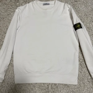 Stone Island Crewneck   - Säljer nu min Stone Island tröja som har använt lite då och då. Inga Fläckar förutom vid kragen som möjligen går bort under fokuserad tvätt vid kragen. Annars bra i skick och väl omhändertagen. Har du några funderingar är det bara att höra av sig. 