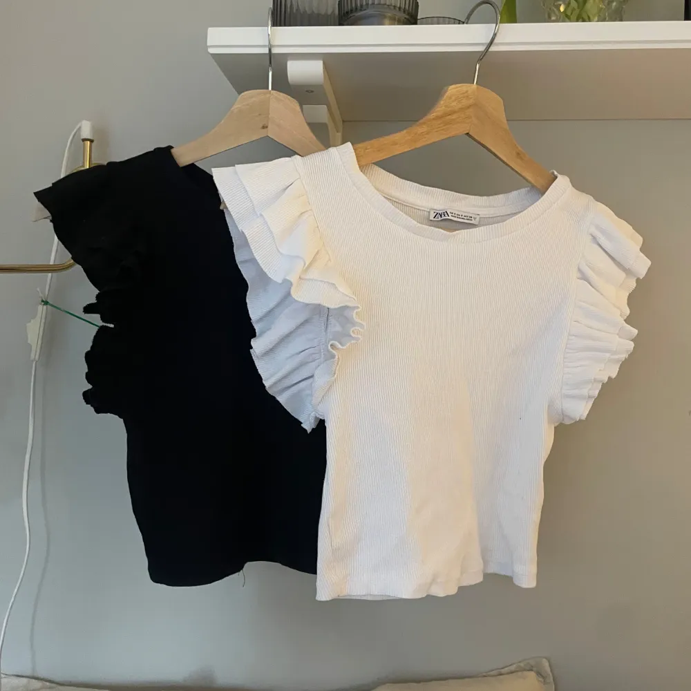 Vit topp från Zara, har både svart och vit! 1 för 100kr eller 2 för 150kr❤️. Yläosat.
