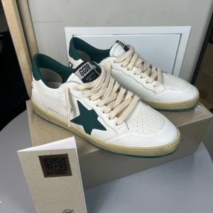 Golden Goose ballstar skor - Säljer dessa feta golden goose skor i storlek 41. Skorna är använda 3 gånger och kommer med box och tag.