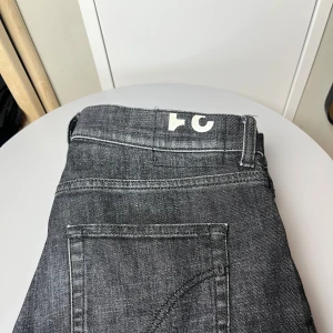 Dondup jeans - Säljer dessa sjukt feta Dondup jeans. Nypriset är över 4000 kr och dessa jeans har en helt perfekt passform.