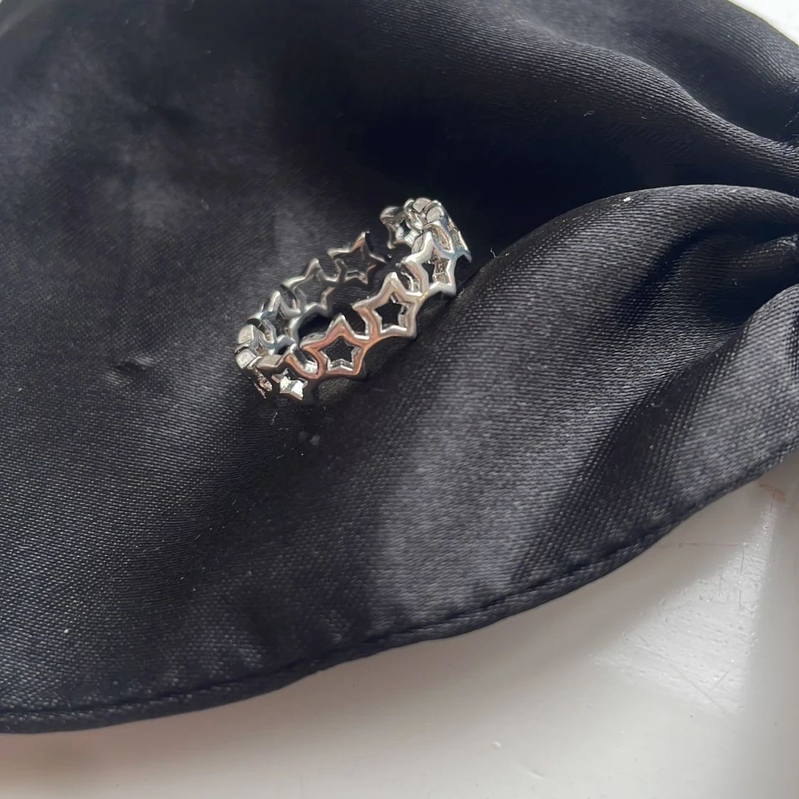 Silverfärgad ring med stjärndetaljer - 1