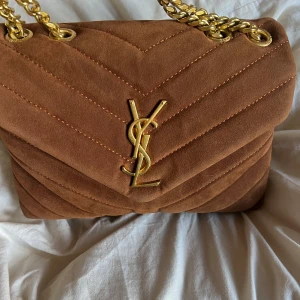 brun y väska - säljer min väska då den ej kommer till användning, mer orange brun irl skriv för fler bilder💕köpt på plick så vet ej äkthet 