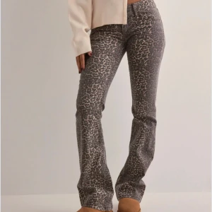 Leopardmönstrade jeans - Säljer dessa från nelly  då dom tyvärr blivit för små för mig🫶🏼