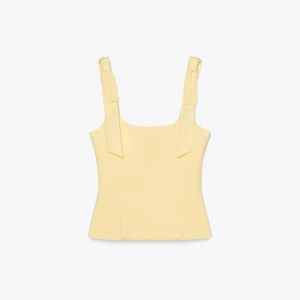 Gul topp Zara - ⚠️Pris kan diskuteras⚠️Säljer denna helt oanvända sommartopp från zara, prislapp kvar! Den är helt slutsåld på zaras hemsida, storlek L men liten i storlek