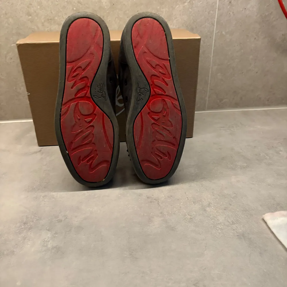 Säljer ett par Louboutin skor i storlek 40. Skorna är i gott skick inga spikar saknas och man får me allt tillbehör man ser på bilden. Skorna är äkta det är bara höra av er vid funderingar och bilder.. Kengät.