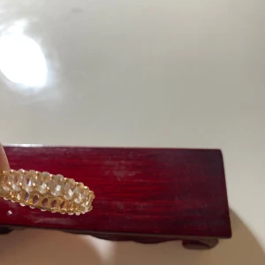 Guldfärgad ring med stenar - Elegant guldfärgad ring med klara stenar runt om. Perfekt för att ge en glittrig touch till din stil. Passar bra till både vardag och festliga tillfällen. Jag är dock lite osäker på storleken, den är dock för stor på mig som är 160 och väger 62. 