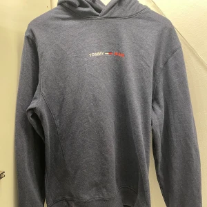 Tommy Hilfiger hoodie - Säljer en snygg blå hoodie från Tommy jeans samma som andra använde ett tag men vart även trött på den