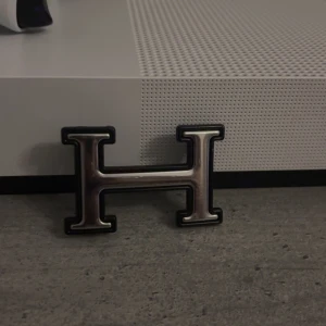 Bältesspänne med H-form  - Snyggt bältesspänne i form av ett H, perfekt för att ge din outfit en stilren touch. Kan diskutera priset! 