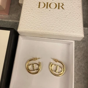 30 Montaigne Örhängen - Säljer ett par jättefina örhängen som dessvärre inte kommer till användning. Köptes begagnat så har inga kvitton eller garantier på äkthet. Hämtas i Vasastan eller skickas mot betalning 🥰