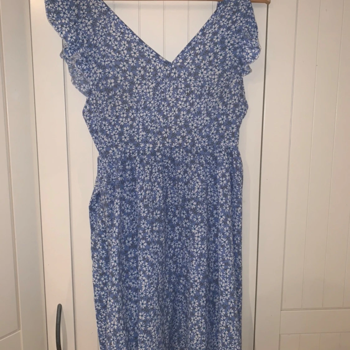 Blå blommig klänning