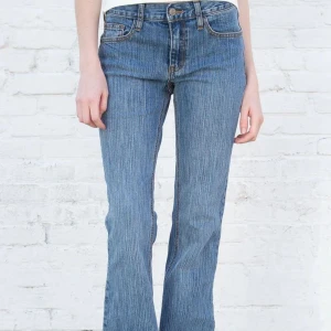 Blå bootcut brandy melville jeans - såå fina brandy jeans! De är lite nedtrampade vid byx slutet därför ett sänkt pris men annars är de i fint skick! Är i onesize strl men skulle bedöma en S