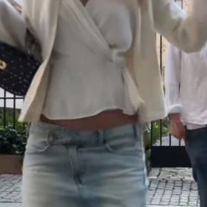 Populär blus från zara - Snygg populär blus från Zara som är slutsåld! Använd men i väldigt fint skick!💕 