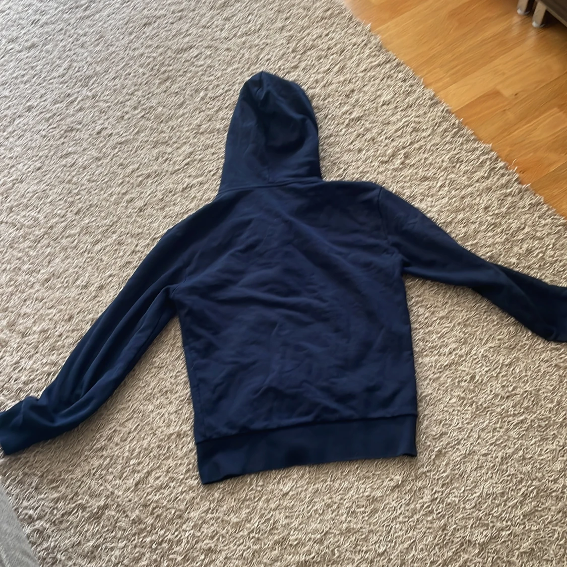 Marinblå hoodie från Maison Kitsuné - 1