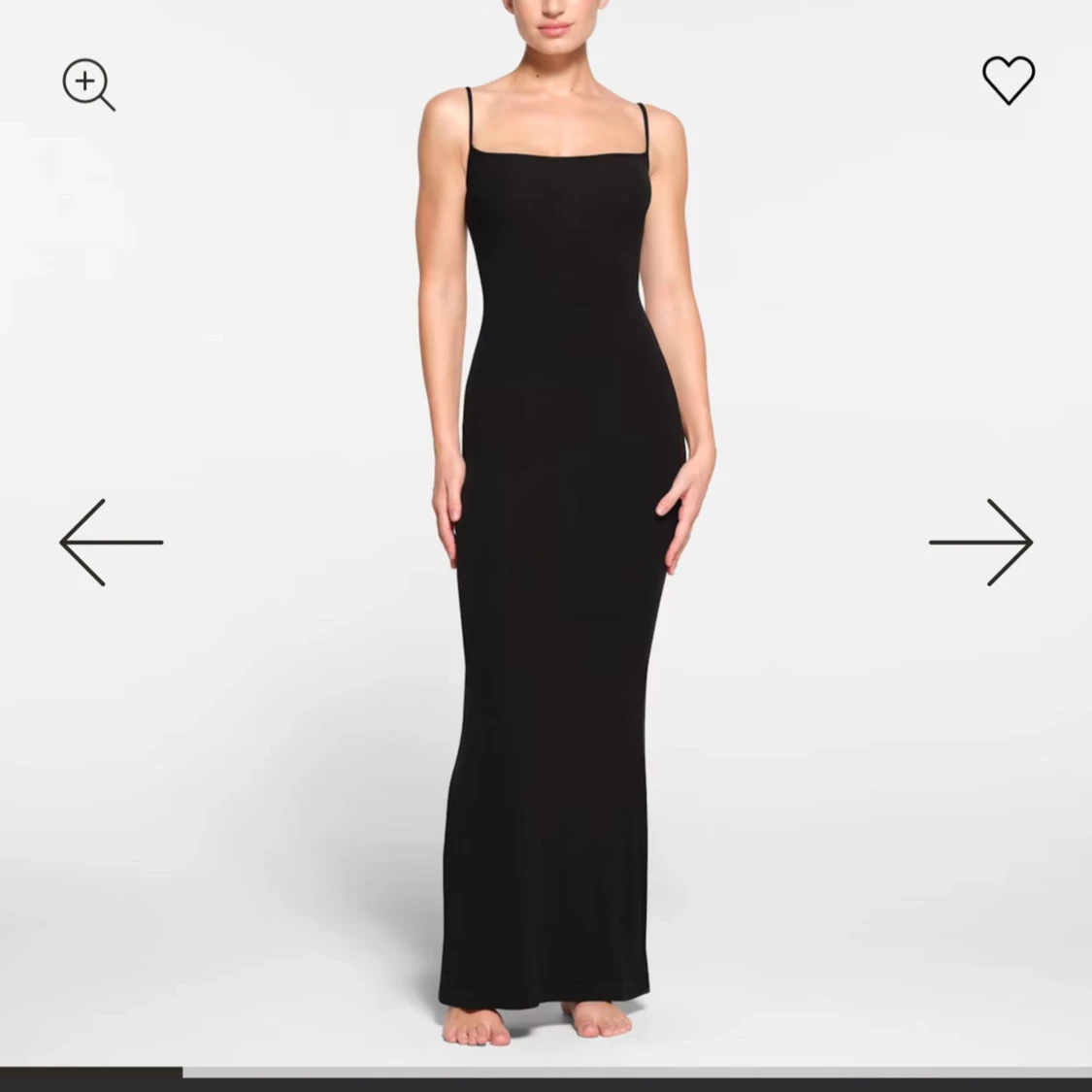 Svart långklänning från SKIMS