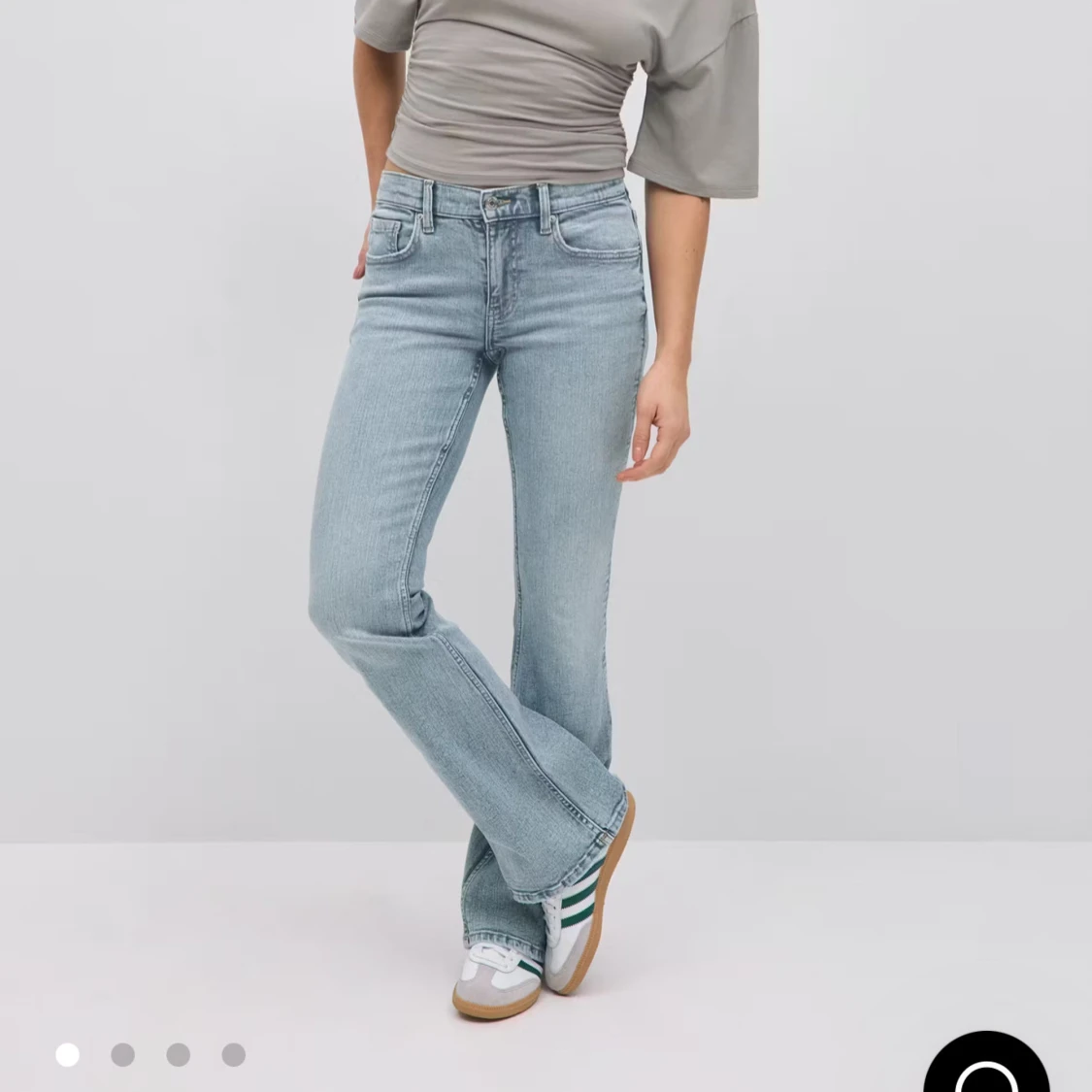 Ljusblå bootcut jeans