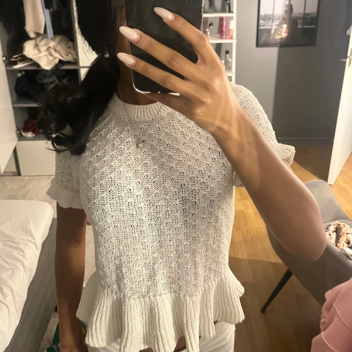 Vit stickad blus med volangkant