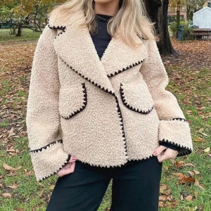 Beige teddyjacka med svarta detaljer - Supermysig beige teddyjacka med markerade svarta kanter och stora fickor framtill. Jackan är från object och säljs inte längre i denna färg ❤️ Använd ett fåtal gånger så bra skick!