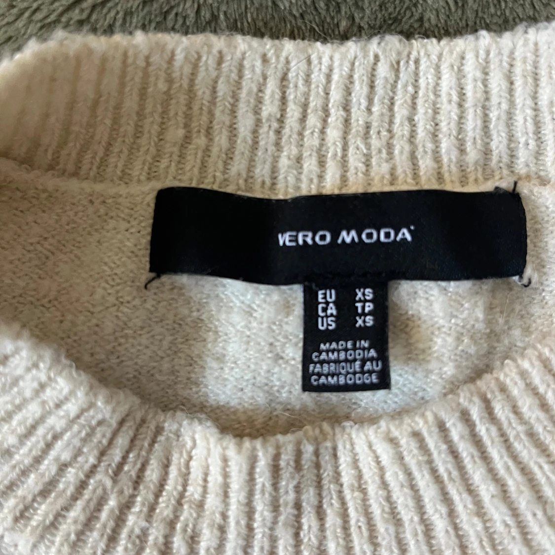 Vit stickad tröja från Vero Moda - 1