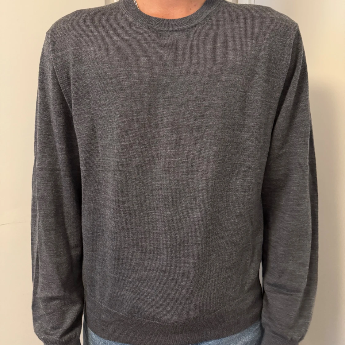 Mörkgrå stickad tröja från Sandö