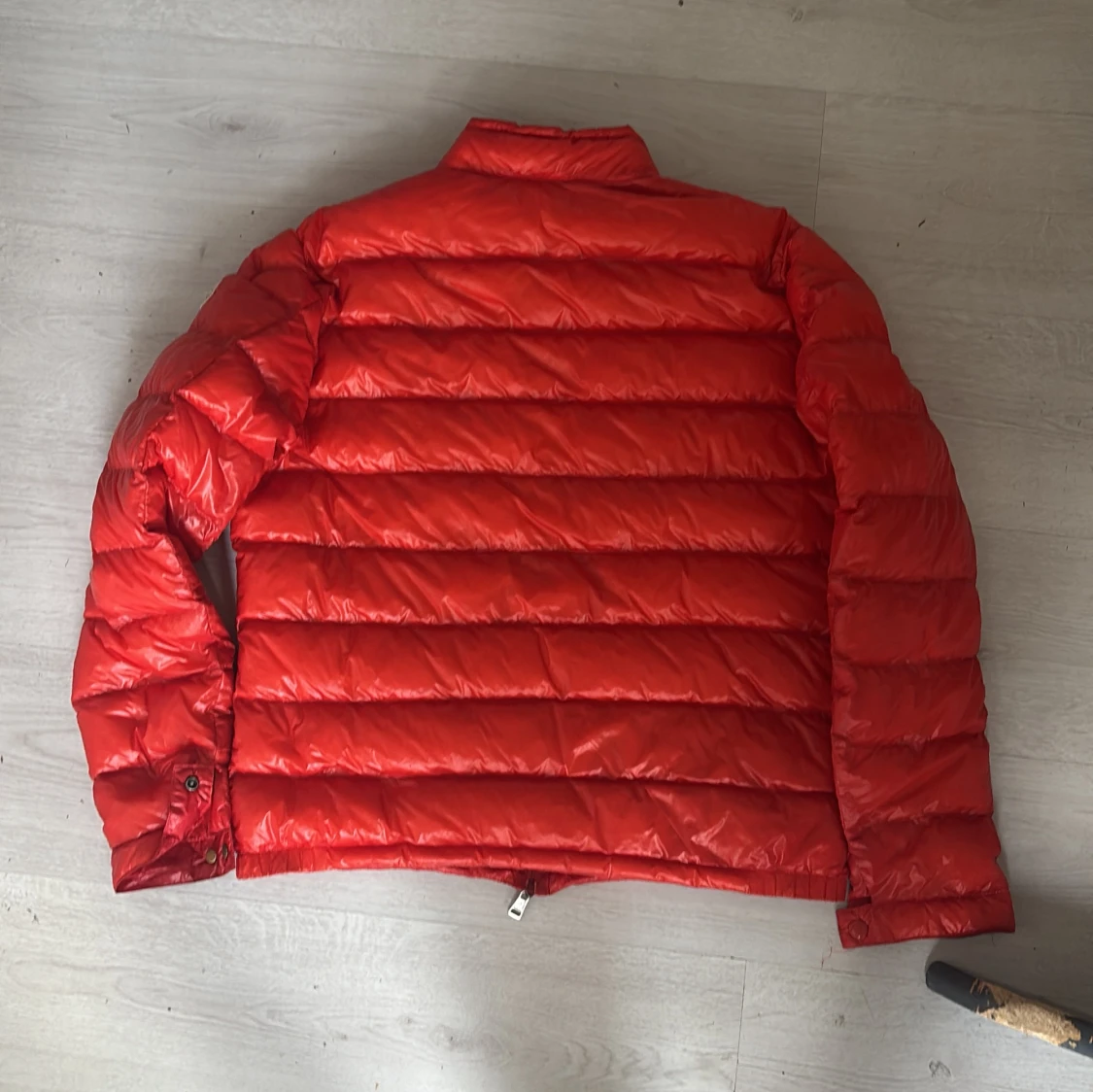 Röd dunjacka från Moncler - 2