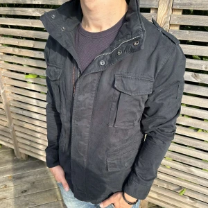 Superdry Field jacket  - Säljer denna stilrena Field jacket ifrån Superdry perfekt inför hösten🍁modellen är ca 180 cm och väger 75 kg. Tveka inte på att kontakta mig vid minsta fundering!🙌