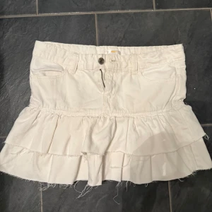 Vit volangkjol  - Vit jeanskjol från ginas barnavdelning. Använd två gånger.