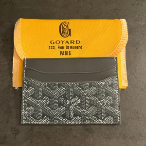 Plånbok - Säljer en snygg plånbok. Den är väldigt stilren och är en perfekt accessoar. Plånboken är i väldigt bra skick. Hör av dig vid minsta fundering 🙌