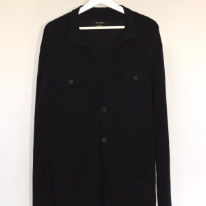 Massimo Dutti stickad overshirt  - MASSIMO DUTTI OVERSHIRT  Storlek : M  Passform : Passar större cirka L  Användning : Overshirten är i ett fint skick utan defekter  Nypris : Cirka 2000SEK