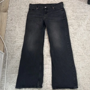 Svarta jeans från monki wide jeans - Snygga svarta monki jeans med breda ben och klassisk femficksdesign. Jeansen har en mörk tvätt och raka, loose-fit ben för en avslappnad vibe. Tillverkade i robust denim som ger en cool och tidlös look.