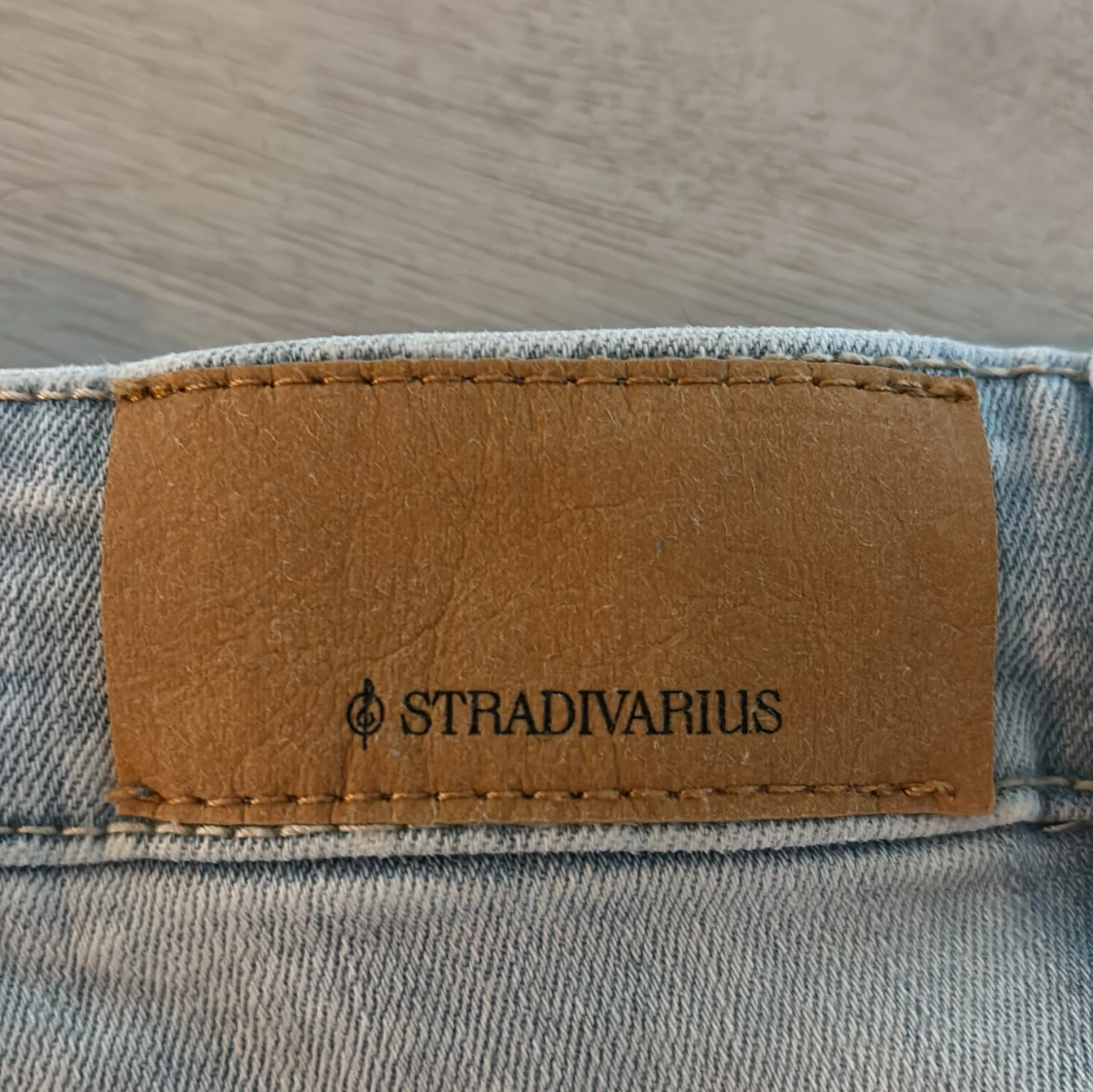 Ljusblå bootcut jeans från Stradivarius - 2