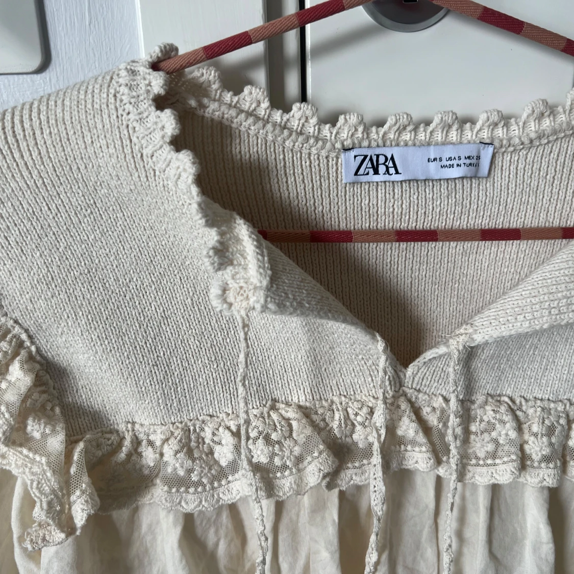 Trendig Zara blus med spets och volang  - 1