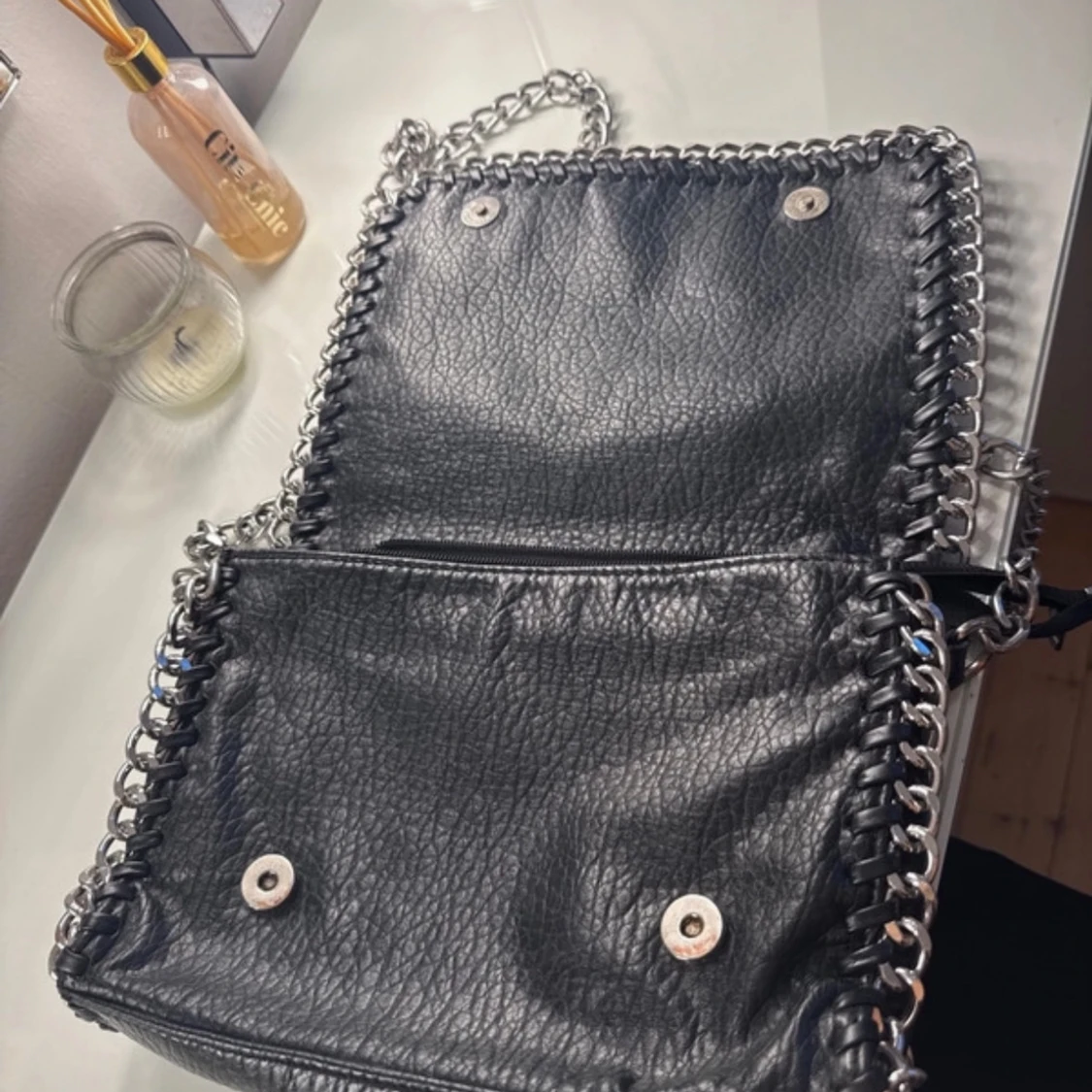 Svart axelväska med kedjedetaljer från Tiamo - 2