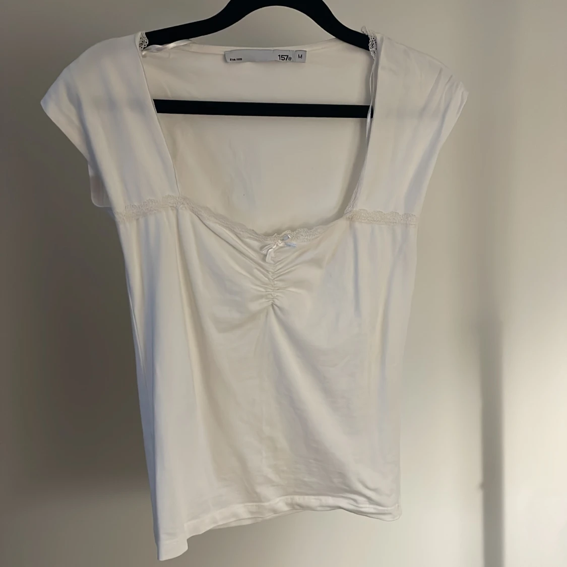 Vit spetsdetaljerad topp 