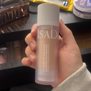 IsaDora Wake Up The Glow Foundation 3C - Endast testad men de va fel färg frö mig. IsaDora Wake Up The Glow Luminous Foundation i nyansen 3C. Kommer i en frostad pumpflaska med vit kork. Innehåller vitamin E, hyaluronsyra och har SPF 50. Ger en fräsch och glowig finish med medium täckning.