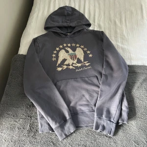 Ralph Lauren Hoodie - Säljer denna snygga och unika Ralph Lauren Hoodie. Hoodien passar storlek M/L och är i mycket fint skick!