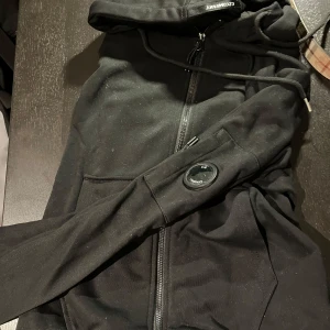 Cp company hoodie  - Den var för lite och passade inte. Storlek M men mer som en S