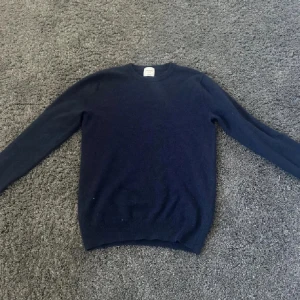 Mörkblå kashmirtröja John Henric - John Henric cashmere tröja. Säljer för 750kr ny pris ca 2300kr skriv vid minsta fråga