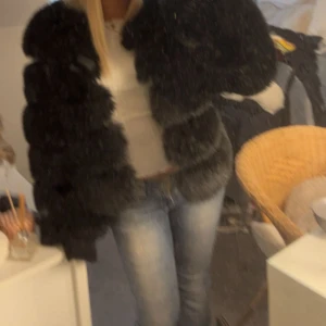 Svart pälsjacka  - Pälsjacka från Chelsea! Bra skick💕