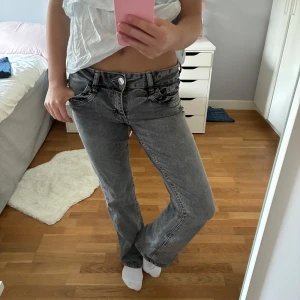 Grå jeans från Ginatricot - Säljer ett par grå jeans från Ginatricot med låg midja. Byxorna sitter bra på mig som är runt 166 cm lång. Men jag säljer de då de helt enkelt inte kommer till användning.