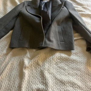 Grå kappa - Säljer denna super fina kappa som är från vila i storlek M/38 som är använd 1/2 gånger❤️