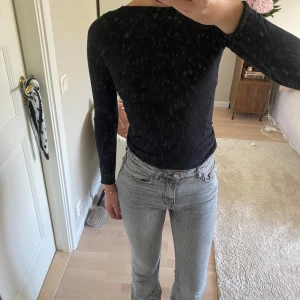Gråa bootcut jeans från Gina Tricot - Säljer ett par snygga gråa jeans från Gina Tricot, de är en aning uttöjda men har inga synliga defekter🙌🏼