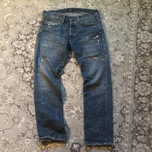 Jeans från Polo Ralph Lauren - Säljer dessa snygga unika ralph lauren jeans! Jeansen är i mycket bra skick och det är inget fel på dom. De har skvätt färg på sig för dig som vill ha en mer unik stil. Säljer dessa till dig för dunder pris och det är bara att höra av sig för frågor!