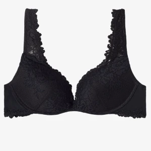 Svart intimissimi bh gioia pretty flowers 75B - Jättefin svart blommig gioia intimissimi bh i storlek 75B med push up, som jag tyvärr knappt kunnat använda för att den är för liten. Väldigt fint skick men jag har klippt bort lapparna för att jag tyckte de störde! Köpt från intimissimis hemsida. Jag byter gärna mot en i 75C / 75D i bra skick!! (Behöver ej va samma färg)