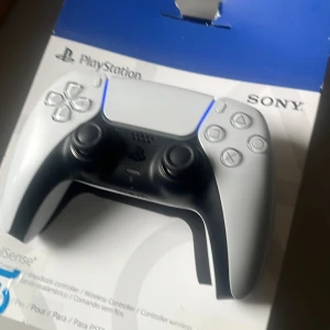 Ps5 handkontroll - Ingen användningen till den därför säljer jag den helt perfekt och mycket billigare att köpa från mig än på andra hemsidor 😁😁