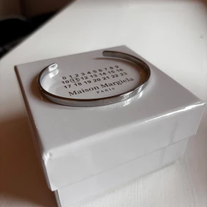 Maison Margiela armband - Fint armband från Maison Margiela. Skick 10/10. Original förpackning inkluderat. Fråga på!
