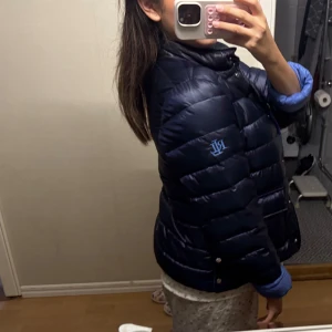 moncler inspirerad jacka - En superfin jacka från ralph lauren som e lik moncler!! perfekt nu till hösten i superfint skick med superfin perfekt blå färg!!💙💙