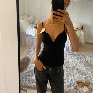 Svart body - Supersnygg, sitter som en smäck! Aldrig använd. Slutsåld🤍