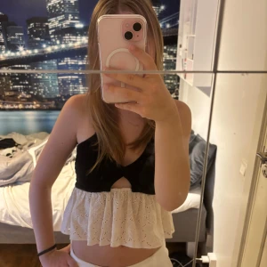 Delad topp - Svart och vit delad topp från zara, toppen har halterneck som knyts i nacken.