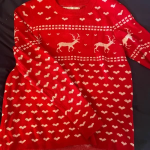 Jultröja - Röd jultröja från Only med vita hjärt och ren detaljer. Sparsamt använd.  Storlek S men är ganska tight i ärmarna.          Tunt stickad. Tvättar allt innan, skriv för mer bilder eller om du har några frågor.💞